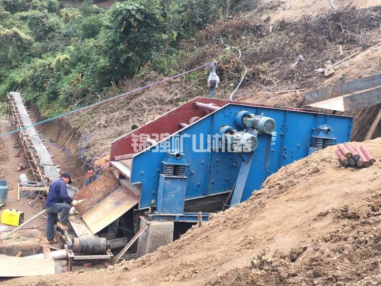 直線振動(dòng)篩(圖1) 直線振動(dòng)篩(圖1)